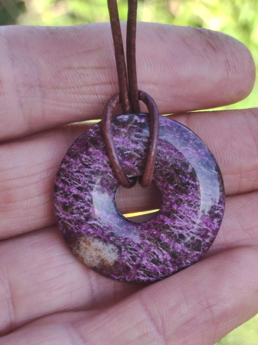 Stichtit ~ Edelstein Donut Kette Pi Scheibe Schutzsymbol Lila violett HIPPIE Chakra Boho Ethno Heilstein Kleidung Festival Purpur Rarität - Art of Nature Berlin