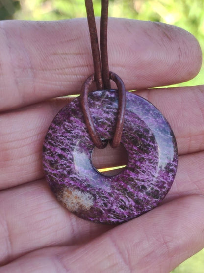 Stichtit ~ Edelstein Donut Kette Pi Scheibe Schutzsymbol Lila violett HIPPIE Chakra Boho Ethno Heilstein Kleidung Festival Purpur Rarität - Art of Nature Berlin
