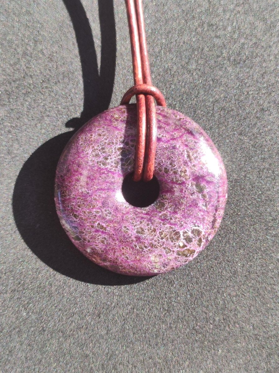 Stichtit ~ Edelstein Donut Kette Pi Scheibe Schutzsymbol Lila violett HIPPIE Chakra Boho Ethno Heilstein Kleidung Festival Purpur Rarität - Art of Nature Berlin