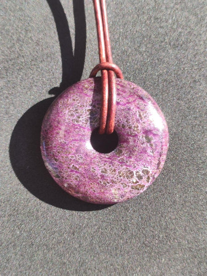 Stichtit ~ Edelstein Donut Kette Pi Scheibe Schutzsymbol Lila violett HIPPIE Chakra Boho Ethno Heilstein Kleidung Festival Purpur Rarität - Art of Nature Berlin