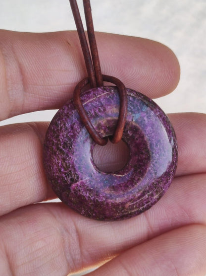 Stichtit ~ Edelstein Donut Kette Pi Scheibe Schutzsymbol Lila violett HIPPIE Chakra Boho Ethno Heilstein Kleidung Festival Purpur Rarität - Art of Nature Berlin