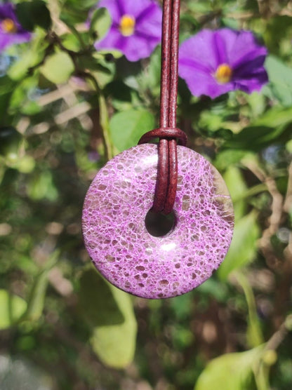 Stichtit ~ Edelstein Donut Kette Pi Scheibe Schutzsymbol Lila violett HIPPIE Chakra Boho Ethno Heilstein Kleidung Festival Purpur Rarität - Art of Nature Berlin