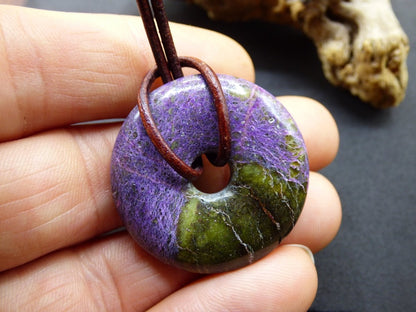 Stichtit ~ Edelstein Donut Kette Pi Scheibe Schutzsymbol Lila violett HIPPIE Chakra Boho Ethno Heilstein Kleidung Festival Purpur Rarität - Art of Nature Berlin