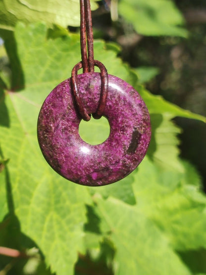 Stichtit ~ Edelstein Donut Kette Pi Scheibe Schutzsymbol Lila violett HIPPIE Chakra Boho Ethno Heilstein Kleidung Festival Purpur Rarität - Art of Nature Berlin