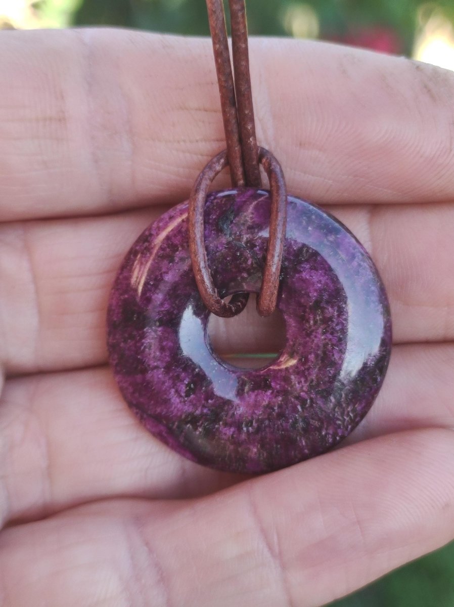 Stichtit ~ Edelstein Donut Kette Pi Scheibe Schutzsymbol Lila violett HIPPIE Chakra Boho Ethno Heilstein Kleidung Festival Purpur Rarität - Art of Nature Berlin
