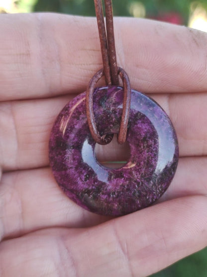 Stichtit ~ Edelstein Donut Kette Pi Scheibe Schutzsymbol Lila violett HIPPIE Chakra Boho Ethno Heilstein Kleidung Festival Purpur Rarität - Art of Nature Berlin