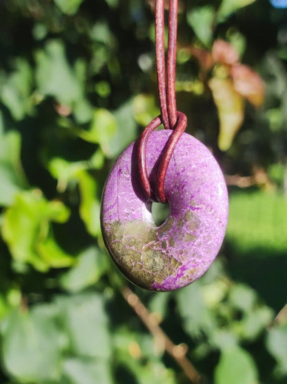 Stichtit ~ Edelstein Donut Kette Pi Scheibe Schutzsymbol Lila violett HIPPIE Chakra Boho Ethno Heilstein Kleidung Festival Purpur Rarität - Art of Nature Berlin