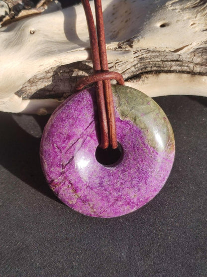 Stichtit ~ Edelstein Donut Kette Pi Scheibe Schutzsymbol Lila violett HIPPIE Chakra Boho Ethno Heilstein Kleidung Festival Purpur Rarität - Art of Nature Berlin