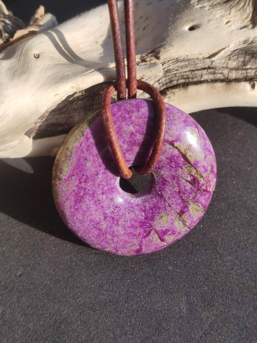 Stichtit ~ Edelstein Donut Kette Pi Scheibe Schutzsymbol Lila violett HIPPIE Chakra Boho Ethno Heilstein Kleidung Festival Purpur Rarität - Art of Nature Berlin