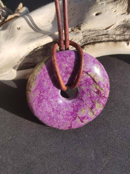 Stichtit ~ Edelstein Donut Kette Pi Scheibe Schutzsymbol Lila violett HIPPIE Chakra Boho Ethno Heilstein Kleidung Festival Purpur Rarität - Art of Nature Berlin