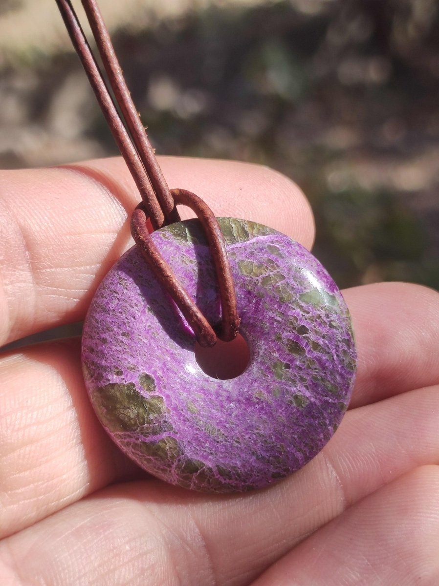 Stichtit ~ Edelstein Donut Kette Pi Scheibe Schutzsymbol Lila violett HIPPIE Chakra Boho Ethno Heilstein Kleidung Festival Purpur Rarität - Art of Nature Berlin