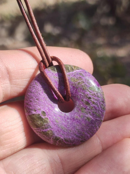 Stichtit ~ Edelstein Donut Kette Pi Scheibe Schutzsymbol Lila violett HIPPIE Chakra Boho Ethno Heilstein Kleidung Festival Purpur Rarität - Art of Nature Berlin