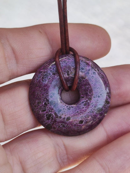 Stichtit ~ Edelstein Donut Kette Pi Scheibe Schutzsymbol Lila violett HIPPIE Chakra Boho Ethno Heilstein Kleidung Festival Purpur Rarität - Art of Nature Berlin
