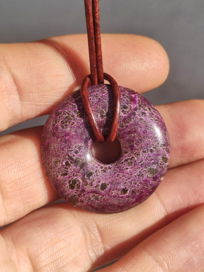 Stichtit ~ Edelstein Donut Kette Pi Scheibe Schutzsymbol Lila violett HIPPIE Chakra Boho Ethno Heilstein Kleidung Festival Purpur Rarität - Art of Nature Berlin