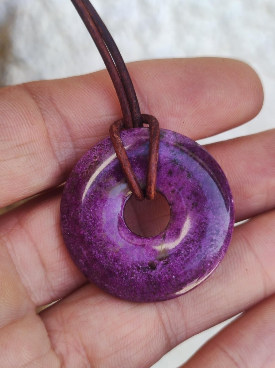 Stichtit ~ Edelstein Donut Kette Pi Scheibe Schutzsymbol Lila violett HIPPIE Chakra Boho Ethno Heilstein Kleidung Festival Purpur Rarität - Art of Nature Berlin