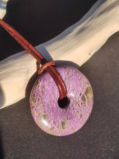 Stichtit ~ Edelstein Donut Kette Pi Scheibe Schutzsymbol Lila violett HIPPIE Chakra Boho Ethno Heilstein Kleidung Festival Purpur Rarität - Art of Nature Berlin