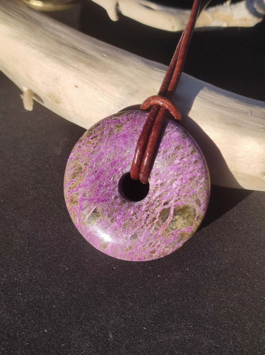 Stichtit ~ Edelstein Donut Kette Pi Scheibe Schutzsymbol Lila violett HIPPIE Chakra Boho Ethno Heilstein Kleidung Festival Purpur Rarität - Art of Nature Berlin