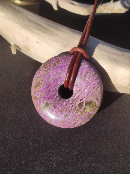 Stichtit ~ Edelstein Donut Kette Pi Scheibe Schutzsymbol Lila violett HIPPIE Chakra Boho Ethno Heilstein Kleidung Festival Purpur Rarität - Art of Nature Berlin