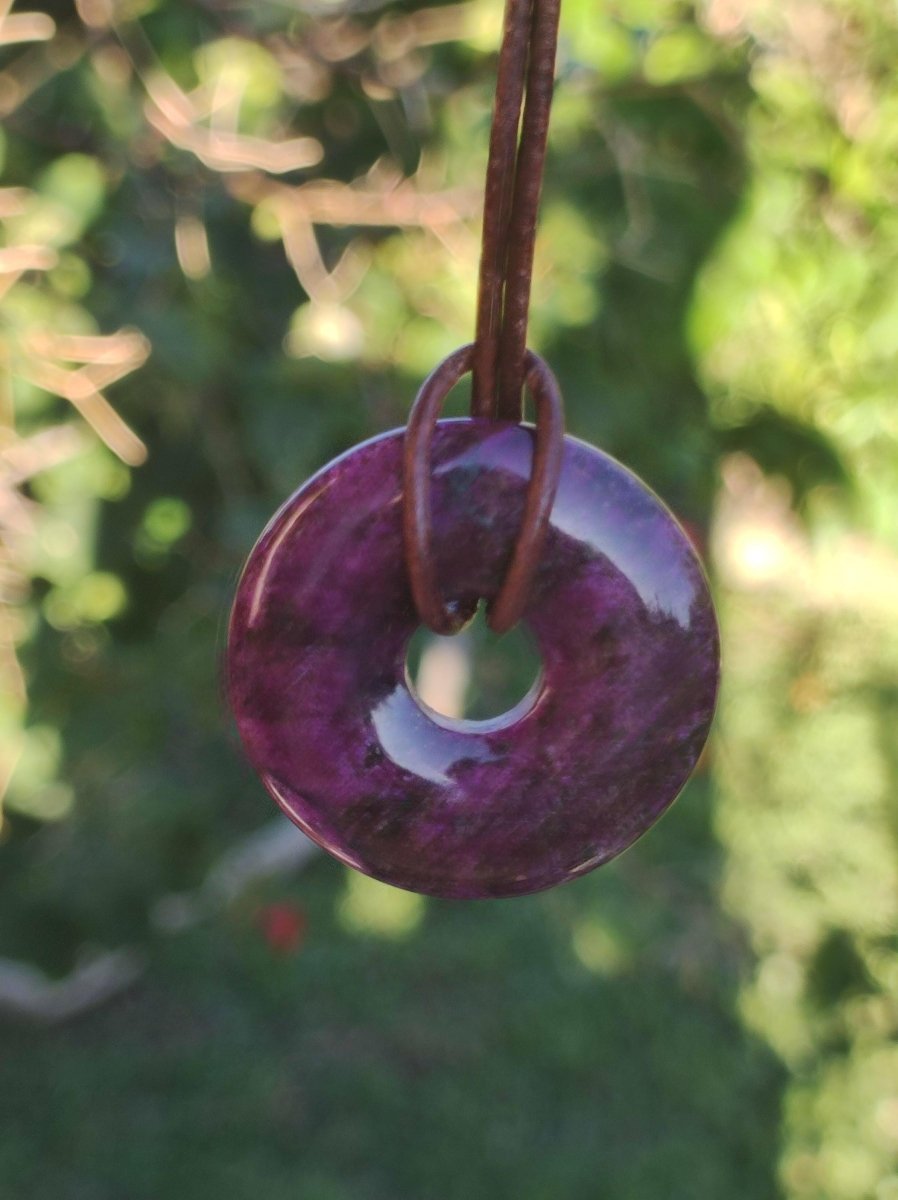 Stichtit ~ Edelstein Donut Kette Pi Scheibe Schutzsymbol Lila violett HIPPIE Chakra Boho Ethno Heilstein Kleidung Festival Purpur Rarität - Art of Nature Berlin
