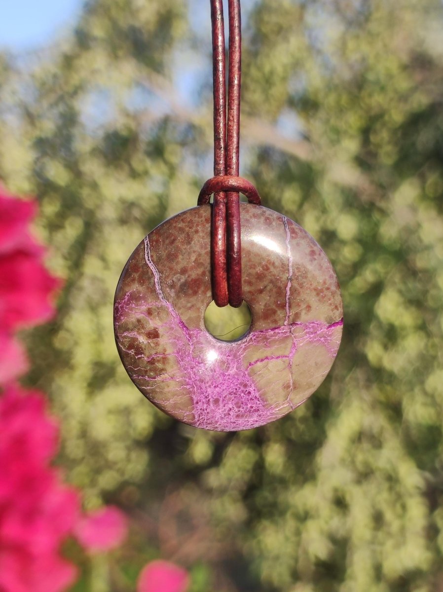 Stichtit ~ Edelstein Donut Kette Pi Scheibe Schutzsymbol Lila violett HIPPIE Chakra Boho Ethno Heilstein Kleidung Festival Purpur Rarität - Art of Nature Berlin