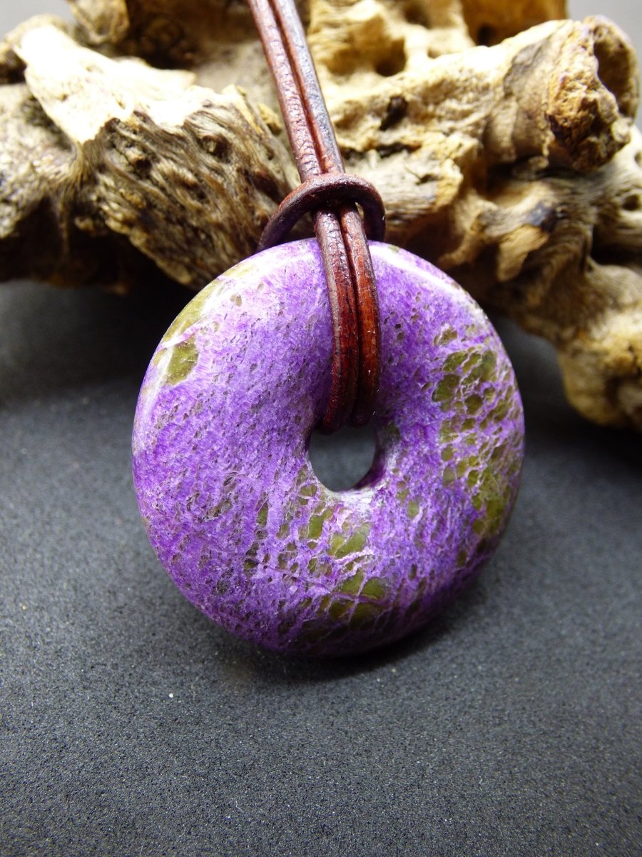 Stichtit ~ Edelstein Donut Kette Pi Scheibe Schutzsymbol Lila violett HIPPIE Chakra Boho Ethno Heilstein Kleidung Festival Purpur Rarität - Art of Nature Berlin