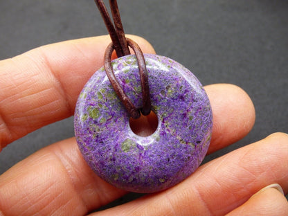 Stichtit ~ Edelstein Donut Kette Pi Scheibe Schutzsymbol Lila violett HIPPIE Chakra Boho Ethno Heilstein Kleidung Festival Purpur Rarität - Art of Nature Berlin