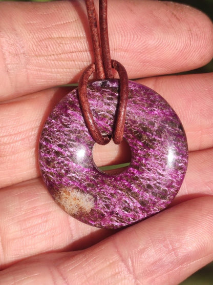 Stichtit ~ Edelstein Donut Kette Pi Scheibe Schutzsymbol Lila violett HIPPIE Chakra Boho Ethno Heilstein Kleidung Festival Purpur Rarität - Art of Nature Berlin
