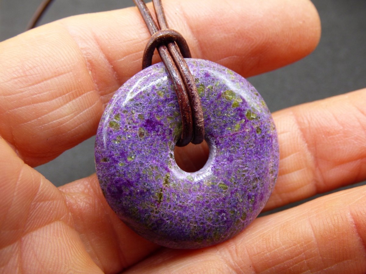 Stichtit ~ Edelstein Donut Kette Pi Scheibe Schutzsymbol Lila violett HIPPIE Chakra Boho Ethno Heilstein Kleidung Festival Purpur Rarität - Art of Nature Berlin