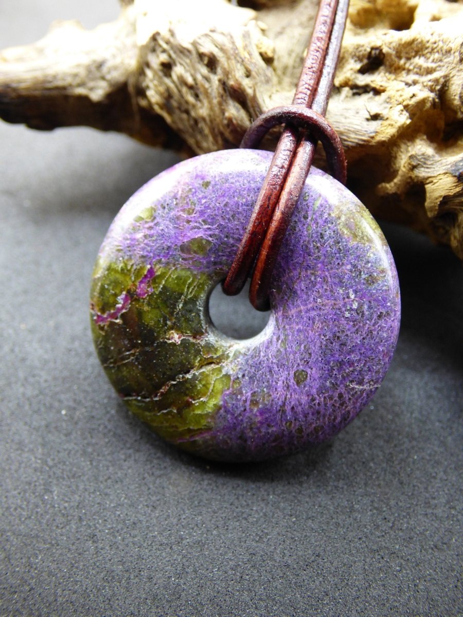 Stichtit ~ Edelstein Donut Kette Pi Scheibe Schutzsymbol Lila violett HIPPIE Chakra Boho Ethno Heilstein Kleidung Festival Purpur Rarität - Art of Nature Berlin