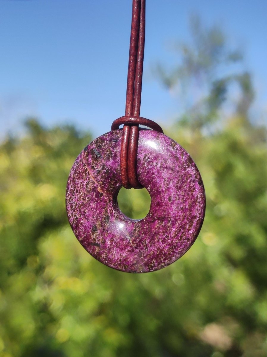 Stichtit ~ Edelstein Donut Kette Pi Scheibe Schutzsymbol Lila violett HIPPIE Chakra Boho Ethno Heilstein Kleidung Festival Purpur Rarität - Art of Nature Berlin