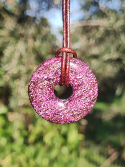 Stichtit ~ Edelstein Donut Kette Pi Scheibe Schutzsymbol Lila violett HIPPIE Chakra Boho Ethno Heilstein Kleidung Festival Purpur Rarität - Art of Nature Berlin