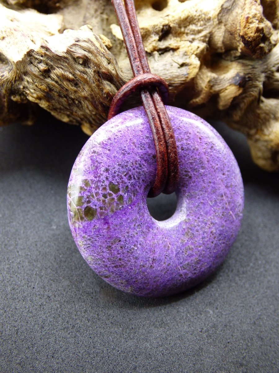 Stichtit ~ Edelstein Donut Kette Pi Scheibe Schutzsymbol Lila violett HIPPIE Chakra Boho Ethno Heilstein Kleidung Festival Purpur Rarität - Art of Nature Berlin