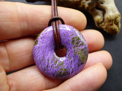 Stichtit ~ Edelstein Donut Kette Pi Scheibe Schutzsymbol Lila violett HIPPIE Chakra Boho Ethno Heilstein Kleidung Festival Purpur Rarität - Art of Nature Berlin