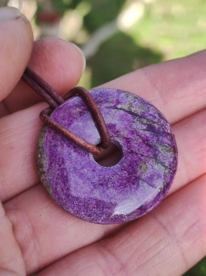 Stichtit ~ Edelstein Donut Kette Pi Scheibe Schutzsymbol Lila violett HIPPIE Chakra Boho Ethno Heilstein Kleidung Festival Purpur Rarität - Art of Nature Berlin