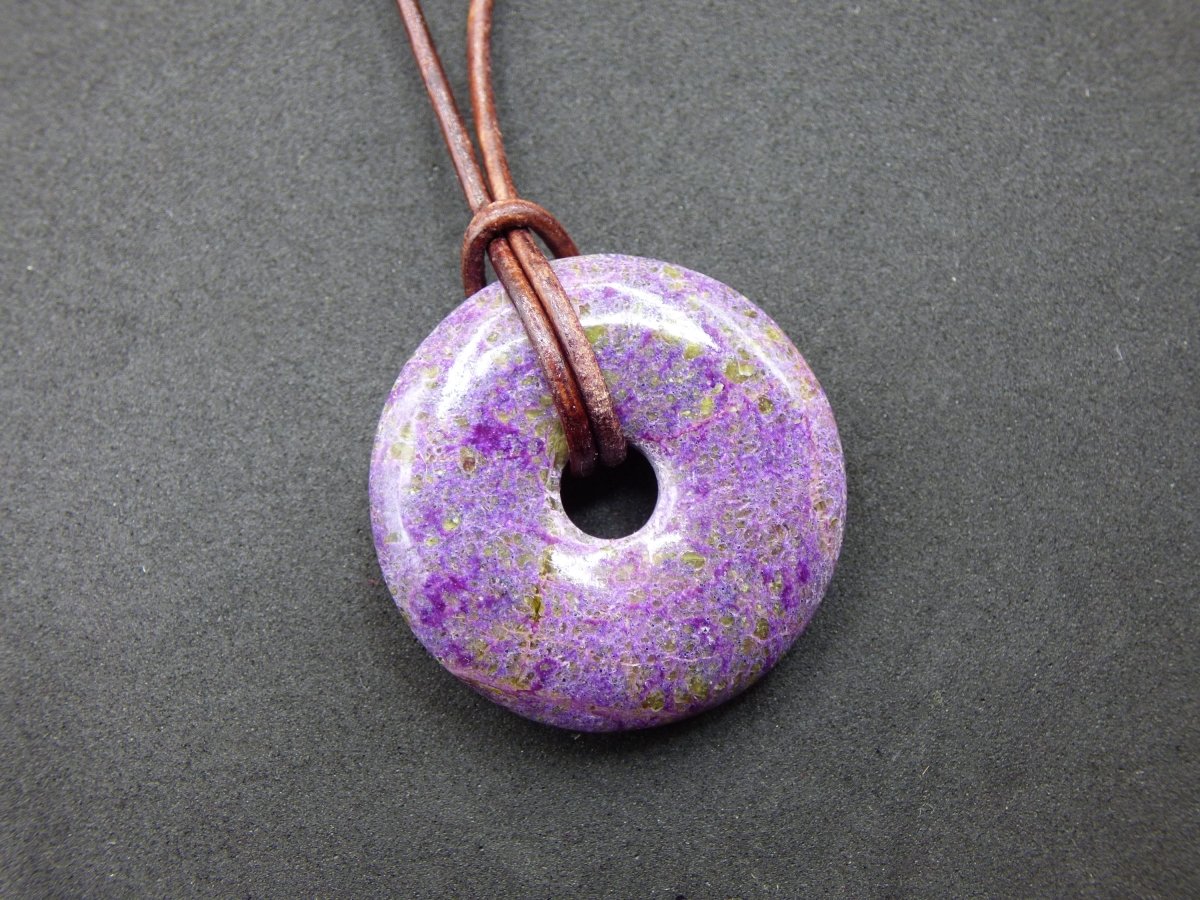 Stichtit ~ Edelstein Donut Kette Pi Scheibe Schutzsymbol Lila violett HIPPIE Chakra Boho Ethno Heilstein Kleidung Festival Purpur Rarität - Art of Nature Berlin