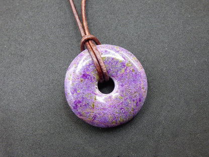 Stichtit ~ Edelstein Donut Kette Pi Scheibe Schutzsymbol Lila violett HIPPIE Chakra Boho Ethno Heilstein Kleidung Festival Purpur Rarität - Art of Nature Berlin