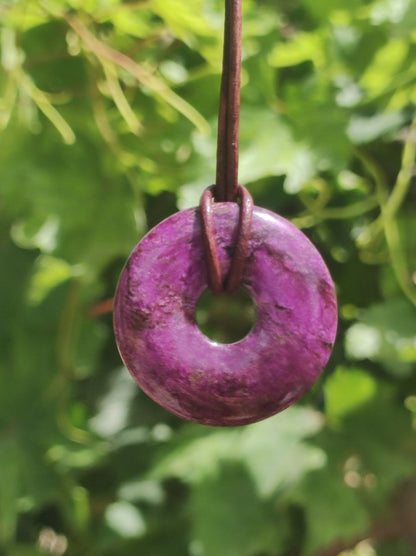 Stichtit ~ Edelstein Donut Kette Pi Scheibe Schutzsymbol Lila violett HIPPIE Chakra Boho Ethno Heilstein Kleidung Festival Purpur Rarität - Art of Nature Berlin