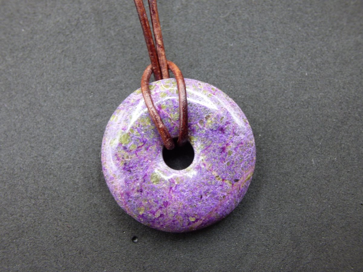 Stichtit ~ Edelstein Donut Kette Pi Scheibe Schutzsymbol Lila violett HIPPIE Chakra Boho Ethno Heilstein Kleidung Festival Purpur Rarität - Art of Nature Berlin