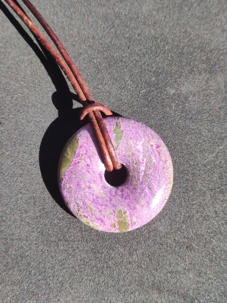 Stichtit ~ Edelstein Donut Kette Pi Scheibe Schutzsymbol Lila violett HIPPIE Chakra Boho Ethno Heilstein Kleidung Festival Purpur Rarität - Art of Nature Berlin