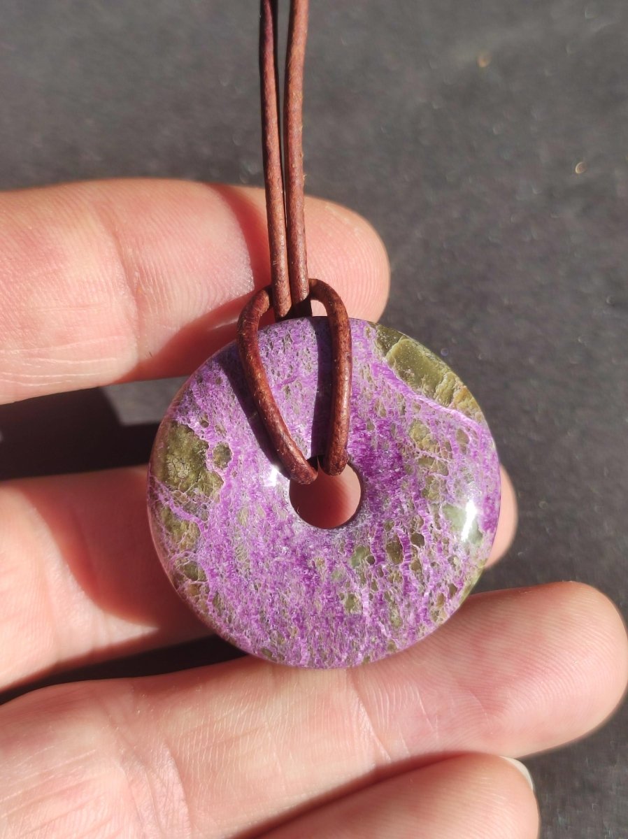 Stichtit ~ Edelstein Donut Kette Pi Scheibe Schutzsymbol Lila violett HIPPIE Chakra Boho Ethno Heilstein Kleidung Festival Purpur Rarität - Art of Nature Berlin