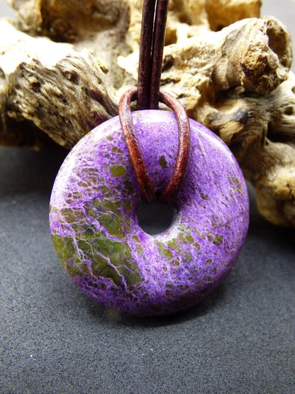 Stichtit ~ Edelstein Donut Kette Pi Scheibe Schutzsymbol Lila violett HIPPIE Chakra Boho Ethno Heilstein Kleidung Festival Purpur Rarität - Art of Nature Berlin