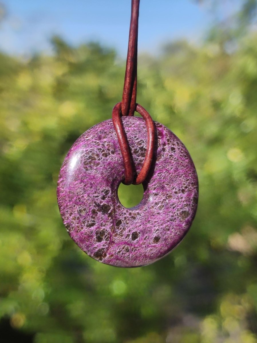 Stichtit ~ Edelstein Donut Kette Pi Scheibe Schutzsymbol Lila violett HIPPIE Chakra Boho Ethno Heilstein Kleidung Festival Purpur Rarität - Art of Nature Berlin