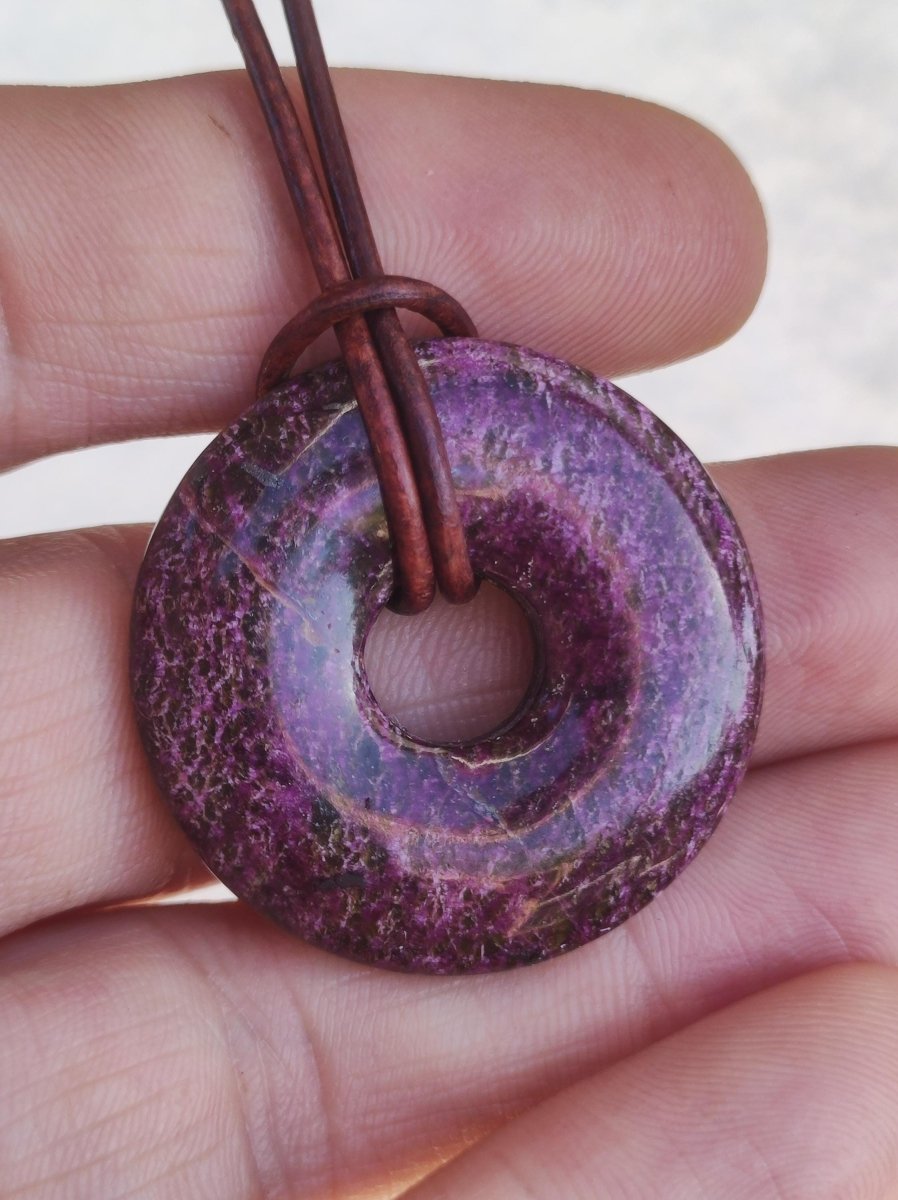 Stichtit ~ Edelstein Donut Kette Pi Scheibe Schutzsymbol Lila violett HIPPIE Chakra Boho Ethno Heilstein Kleidung Festival Purpur Rarität - Art of Nature Berlin
