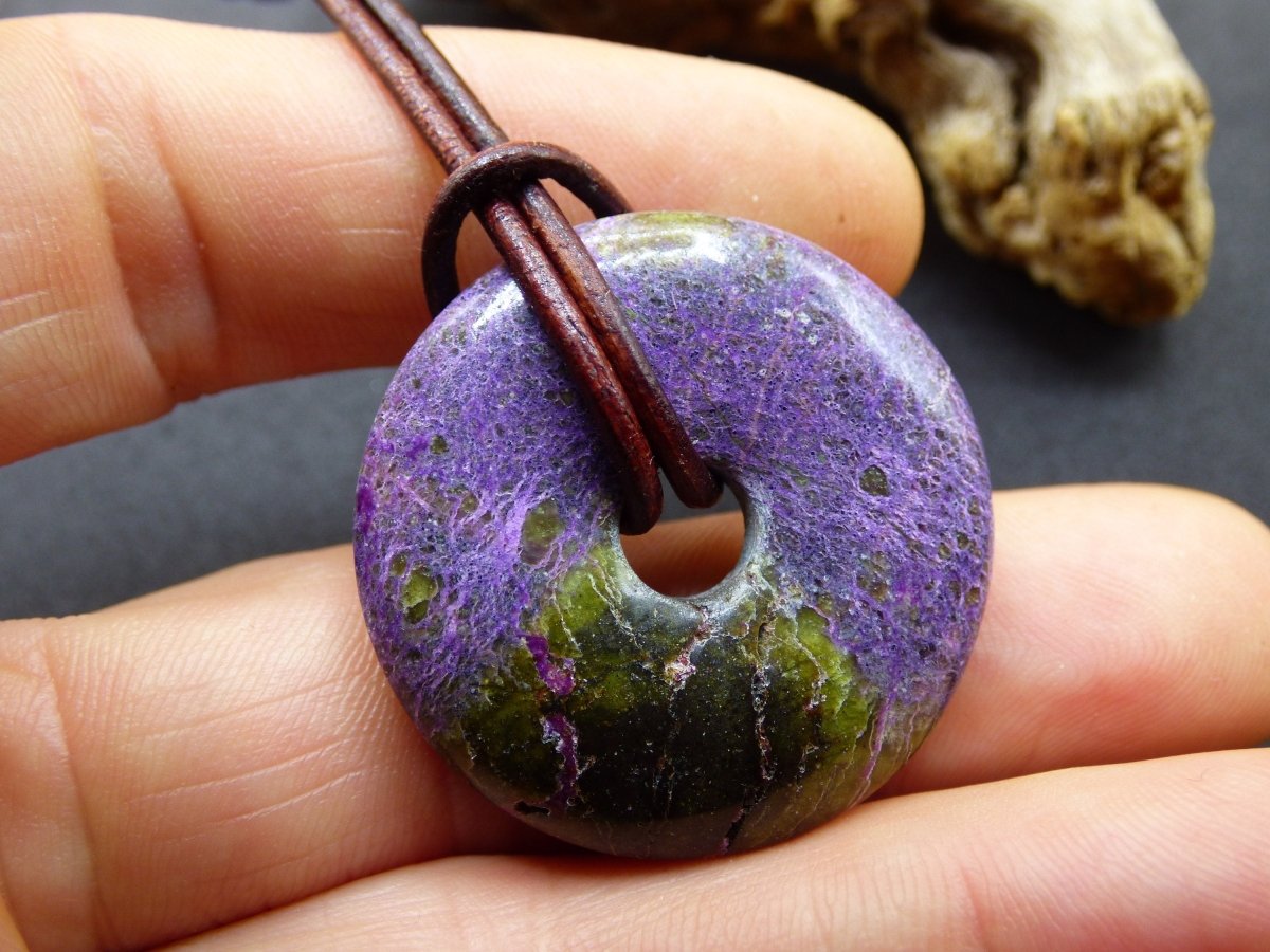 Stichtit ~ Edelstein Donut Kette Pi Scheibe Schutzsymbol Lila violett HIPPIE Chakra Boho Ethno Heilstein Kleidung Festival Purpur Rarität - Art of Nature Berlin