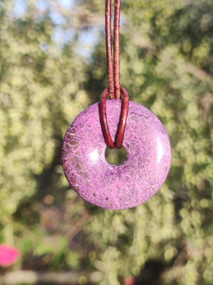 Stichtit ~ Edelstein Donut Kette Pi Scheibe Schutzsymbol Lila violett HIPPIE Chakra Boho Ethno Heilstein Kleidung Festival Purpur Rarität - Art of Nature Berlin