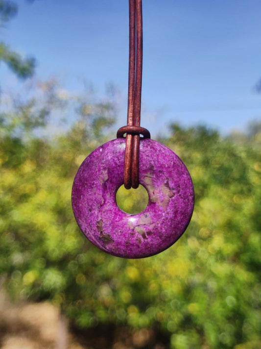 Stichtit ~ Edelstein Donut Kette Pi Scheibe Schutzsymbol Lila violett HIPPIE Chakra Boho Ethno Heilstein Kleidung Festival Purpur Rarität - Art of Nature Berlin