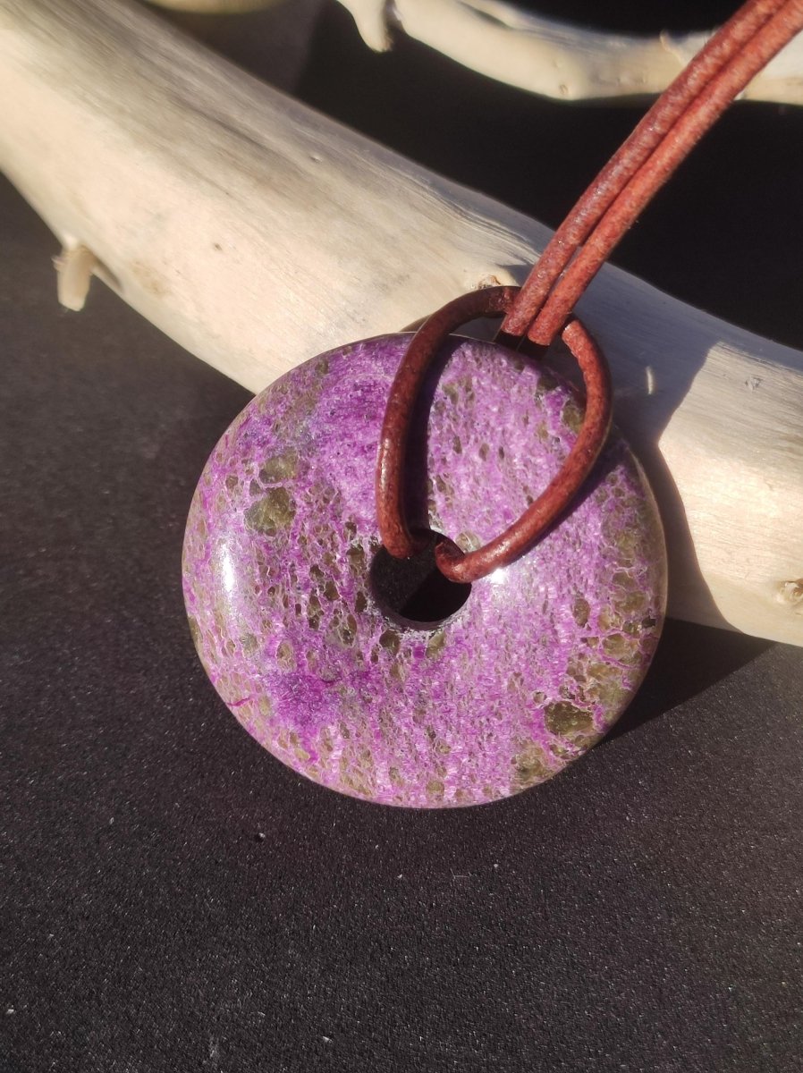 Stichtit ~ Edelstein Donut Kette Pi Scheibe Schutzsymbol Lila violett HIPPIE Chakra Boho Ethno Heilstein Kleidung Festival Purpur Rarität - Art of Nature Berlin