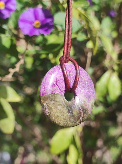 Stichtit ~ Edelstein Donut Kette Pi Scheibe Schutzsymbol Lila violett HIPPIE Chakra Boho Ethno Heilstein Kleidung Festival Purpur Rarität - Art of Nature Berlin