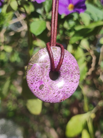 Stichtit ~ Edelstein Donut Kette Pi Scheibe Schutzsymbol Lila violett HIPPIE Chakra Boho Ethno Heilstein Kleidung Festival Purpur Rarität - Art of Nature Berlin