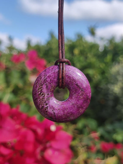 Stichtit ~ Edelstein Donut Kette Pi Scheibe Schutzsymbol Lila violett HIPPIE Chakra Boho Ethno Heilstein Kleidung Festival Purpur Rarität - Art of Nature Berlin